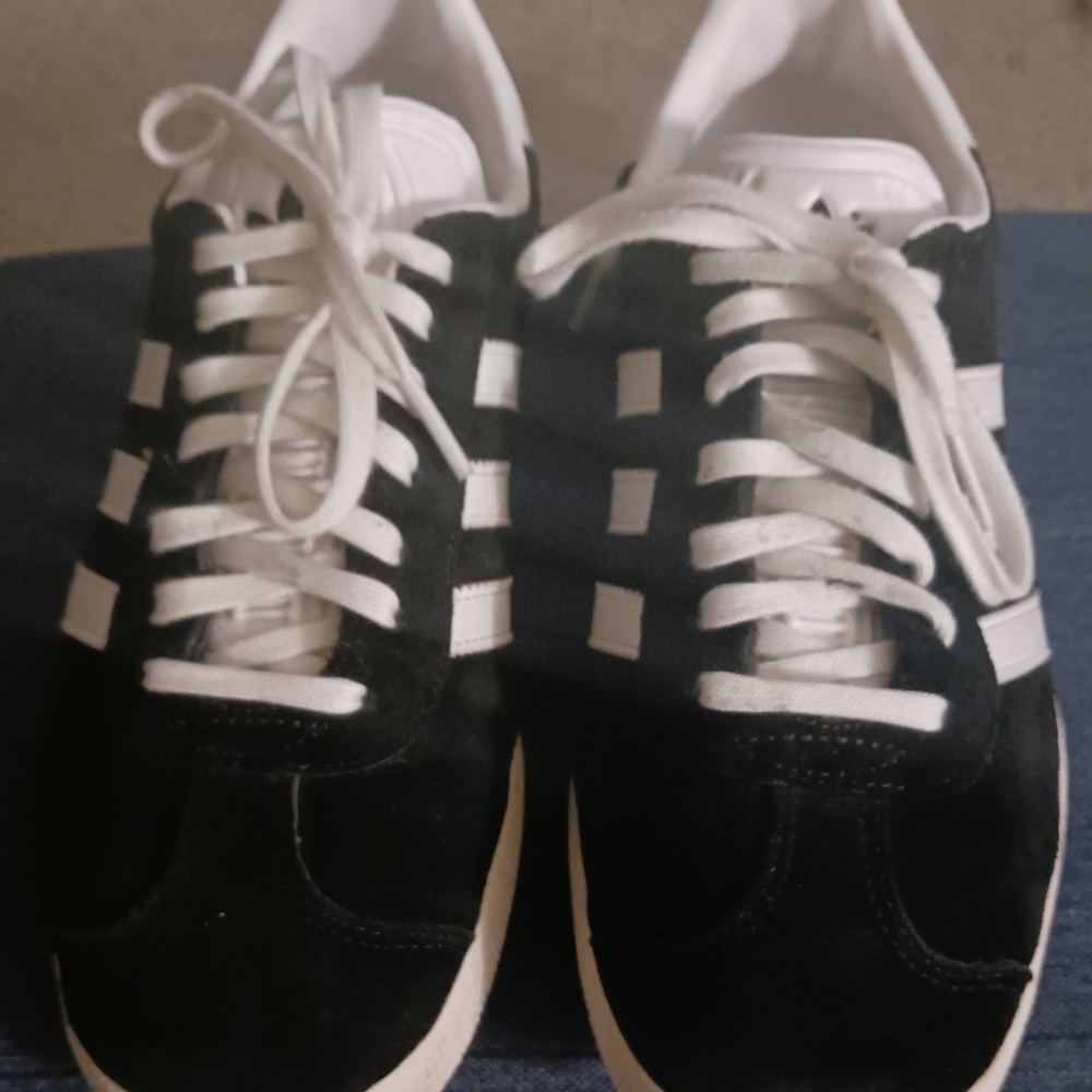 Womens size 7 1/2 Adidas Gazelle in EUC only worn a few times